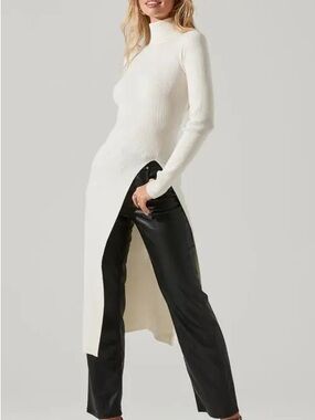 NWT ASTR The Label Ivory Ribbed Turtleneck Longline Sweater Top Slit Medium